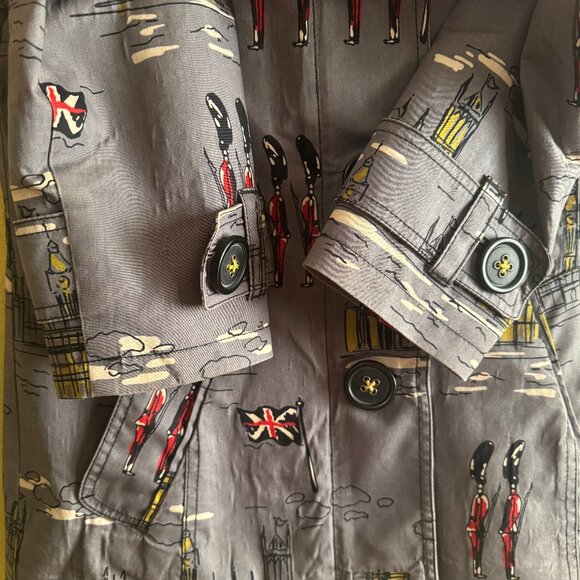 Boden Short Rainy Day Mac - Picture 5 of 13